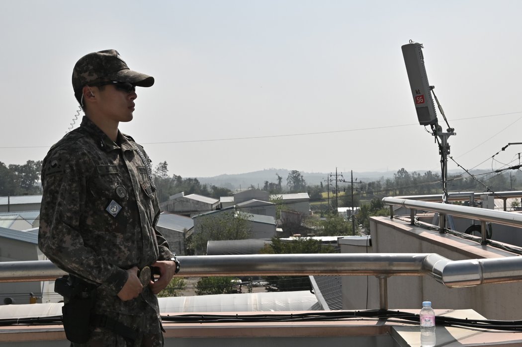 9月，一名韓國士兵站在一幢建築物的屋頂上，守衛著5G移動網絡服務的天線。