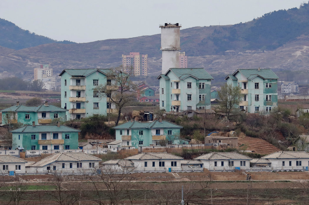 從台城洞自由村看到的朝鮮平和村。