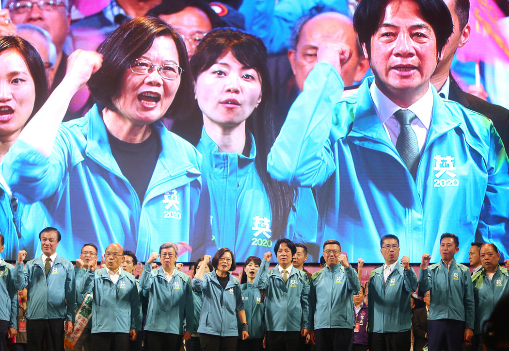 11月17日，台灣總統蔡英文和競選搭檔賴清德在台北為競選造勢。蔡英文強烈譴責北京的幹預。