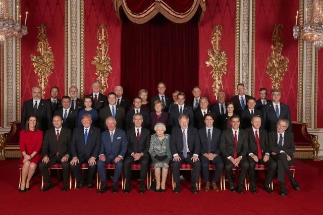 英女王和查爾斯白金漢宮歡迎北約領導人，“鐵哥們”特朗普靠邊坐