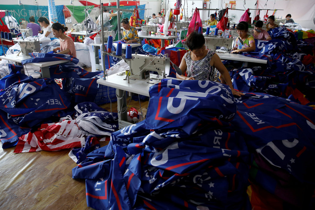 中國安徽省，一家工廠的工人為特朗普總統2020年的連任競選縫製橫幅。