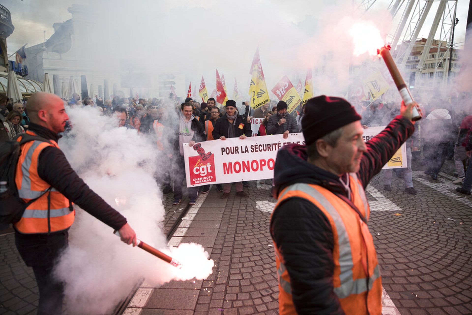 法國大罷工：鐵路工人在馬賽市示威（美聯社）