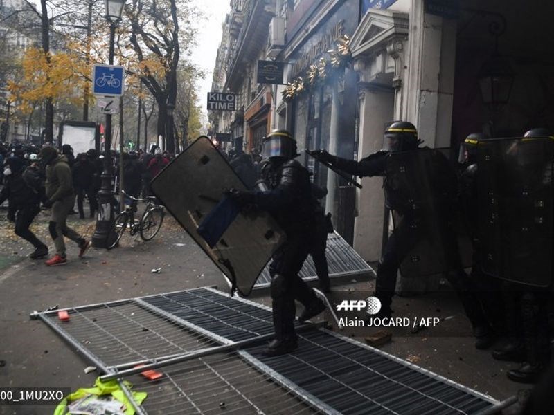 法國全國大罷工5日登場，地鐵、機場調度大亂，學校和公家機關也關閉，6000名警員嚴陣巴黎街頭。圖為法國防暴警察。（法新社）