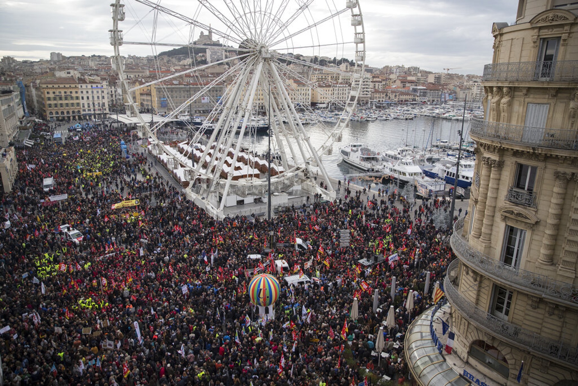 法國大罷工：馬賽市有大批民眾上街（美聯社）