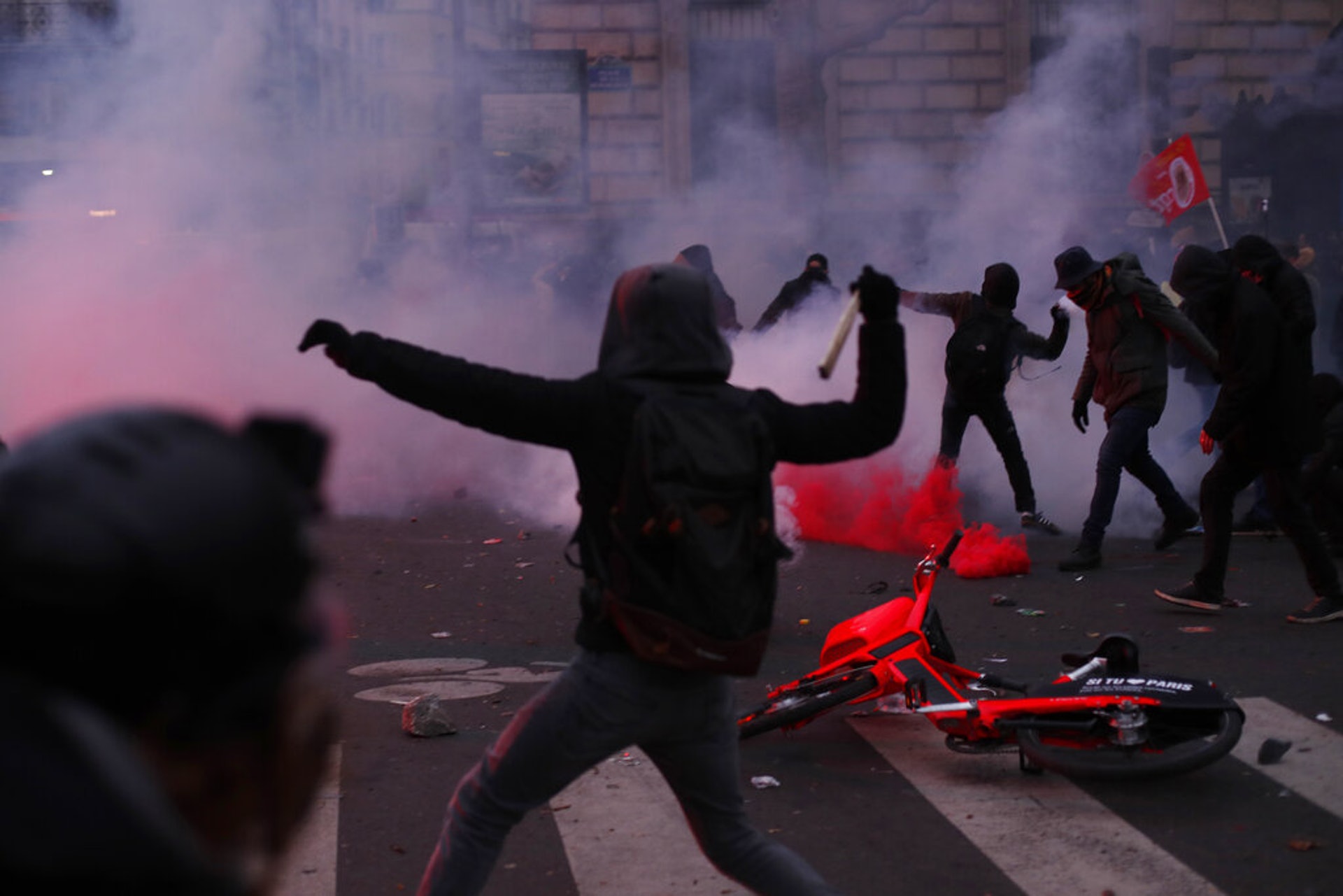 法國警方表示，示威至今拘捕最少89人，對9350人進行搜查，並封鎖共和廣場。圖為12月5日年青示威者向警方投擲物品。（AP）