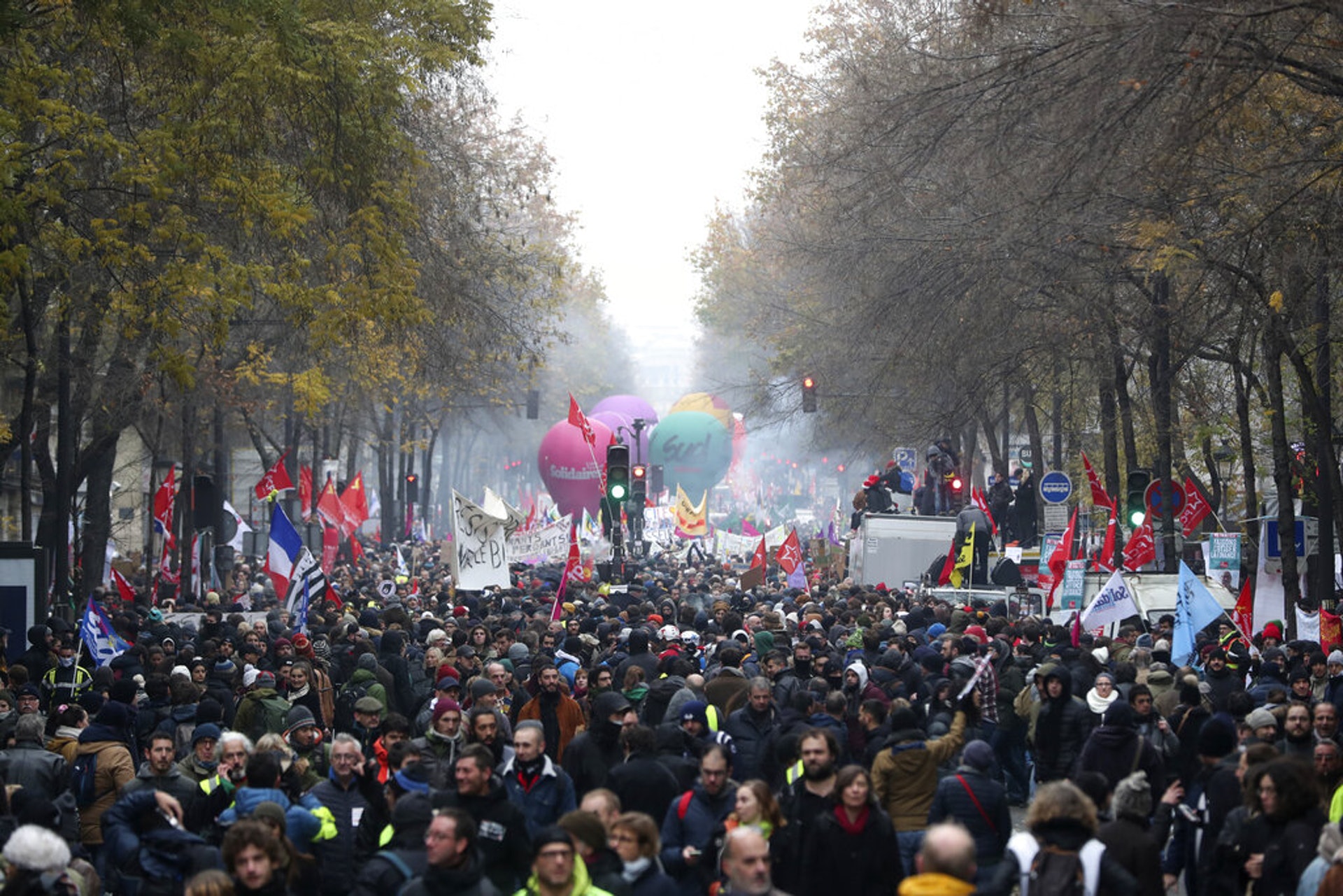 法國大罷工：巴黎也有大批民眾上街（美聯社）