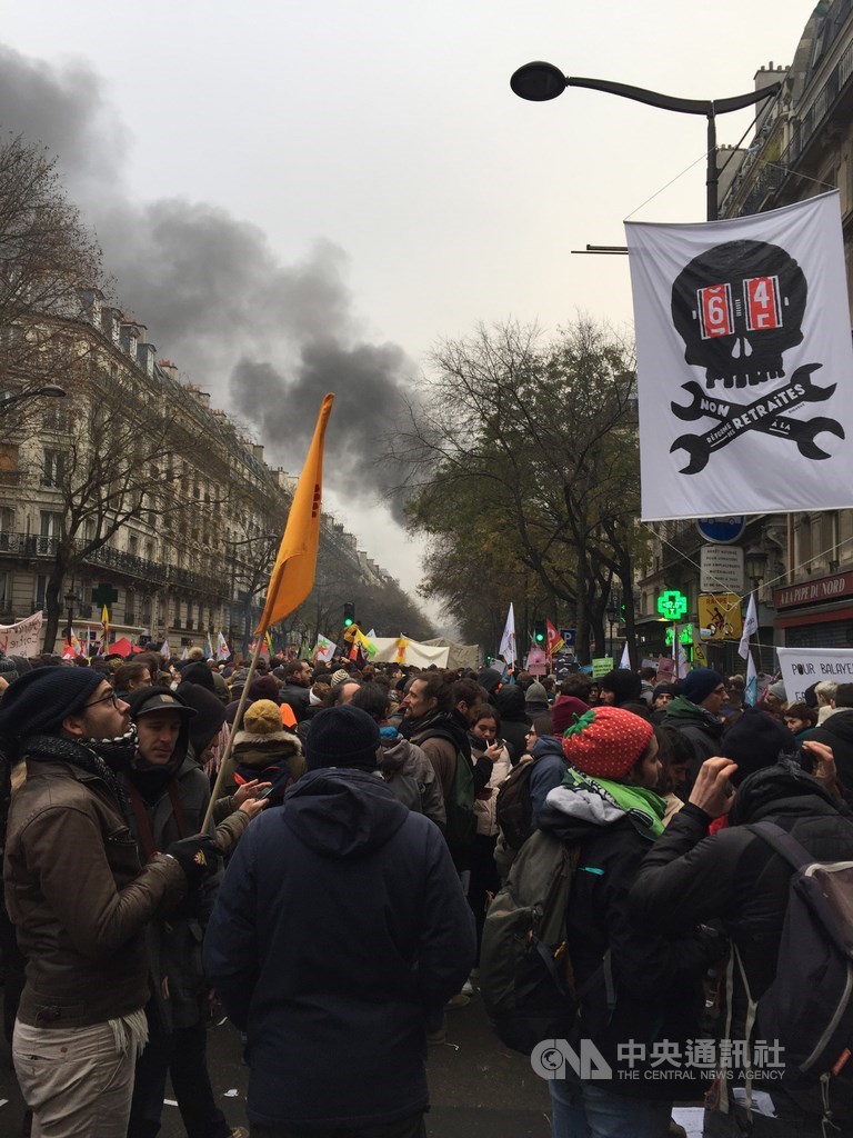 法國歷史性大罷工5日登場，近7萬巴黎人上街抗議。除了各職業工會外，亦有不同人權團體與NGO集結。行至共和廣場時警方開始發射催淚彈，企圖驅散民眾。中央社記者曾婷瑄巴黎攝 108年12月6日