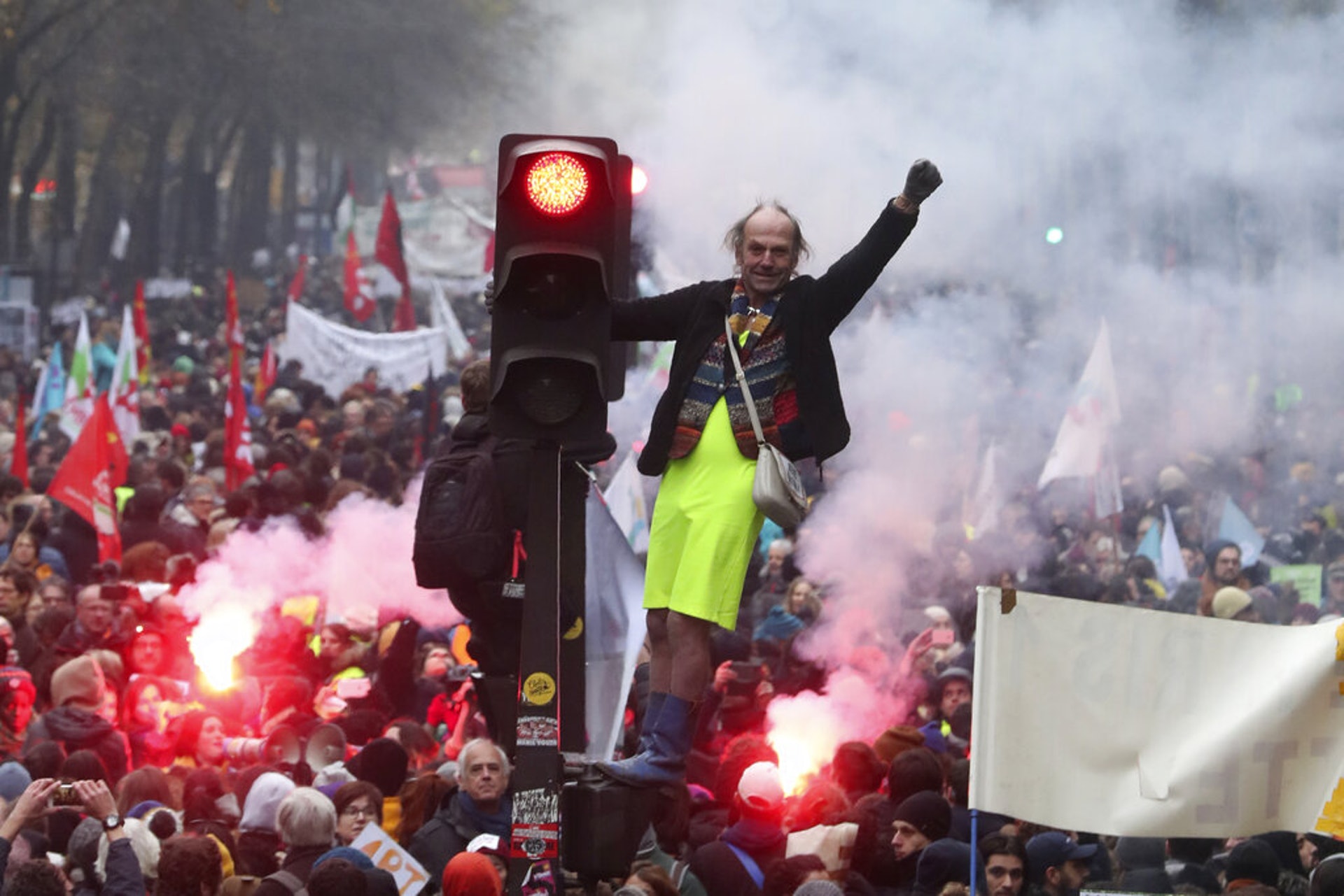 法國民眾不滿政府修改退休金製度，觸發20多年來最大規模的全國大罷工。圖為12月5日有人站在巴黎一反交通燈的設備上。（AP）