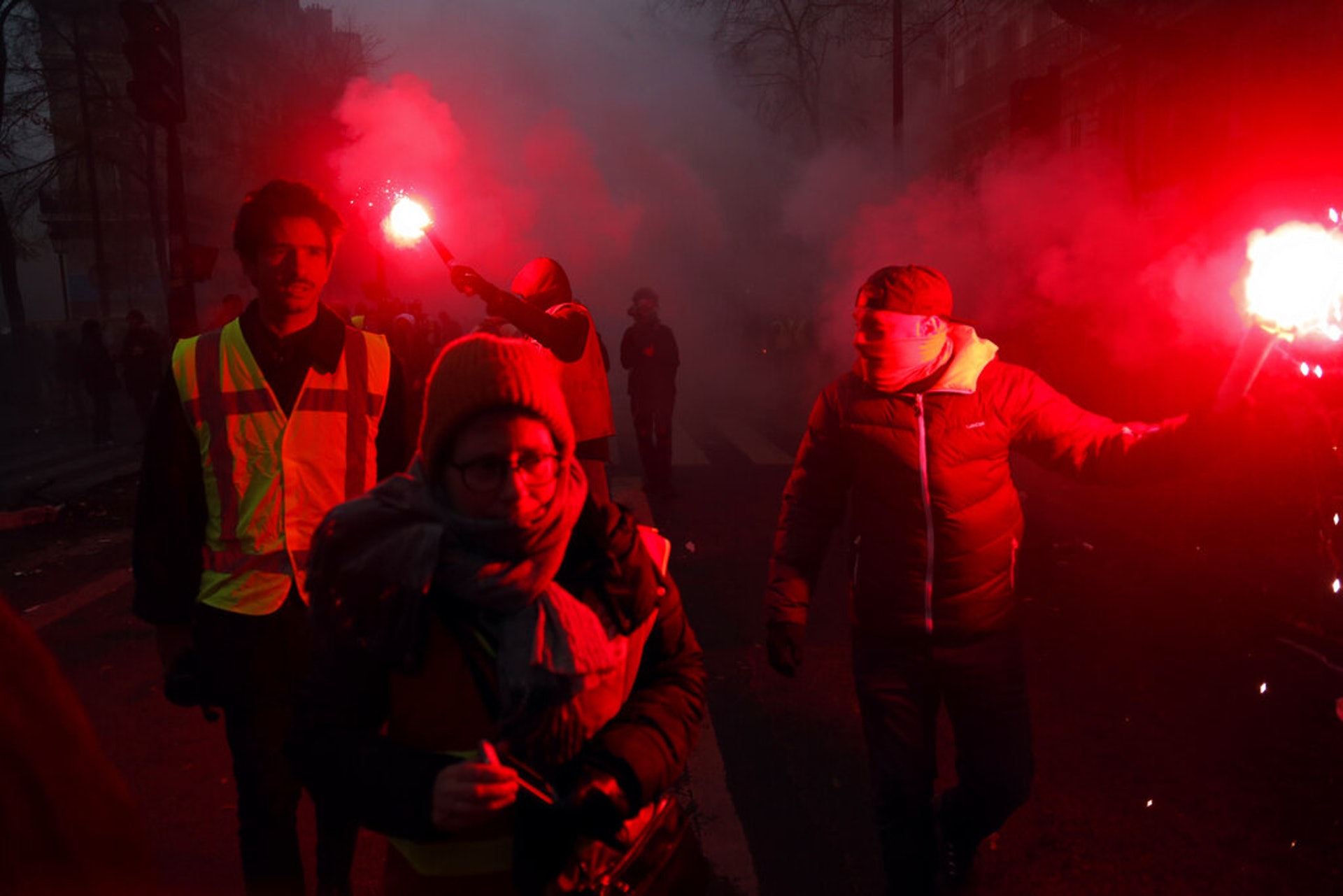 圖為12月5日法國巴黎有示威者拿著點燃的信號彈 。（AP）