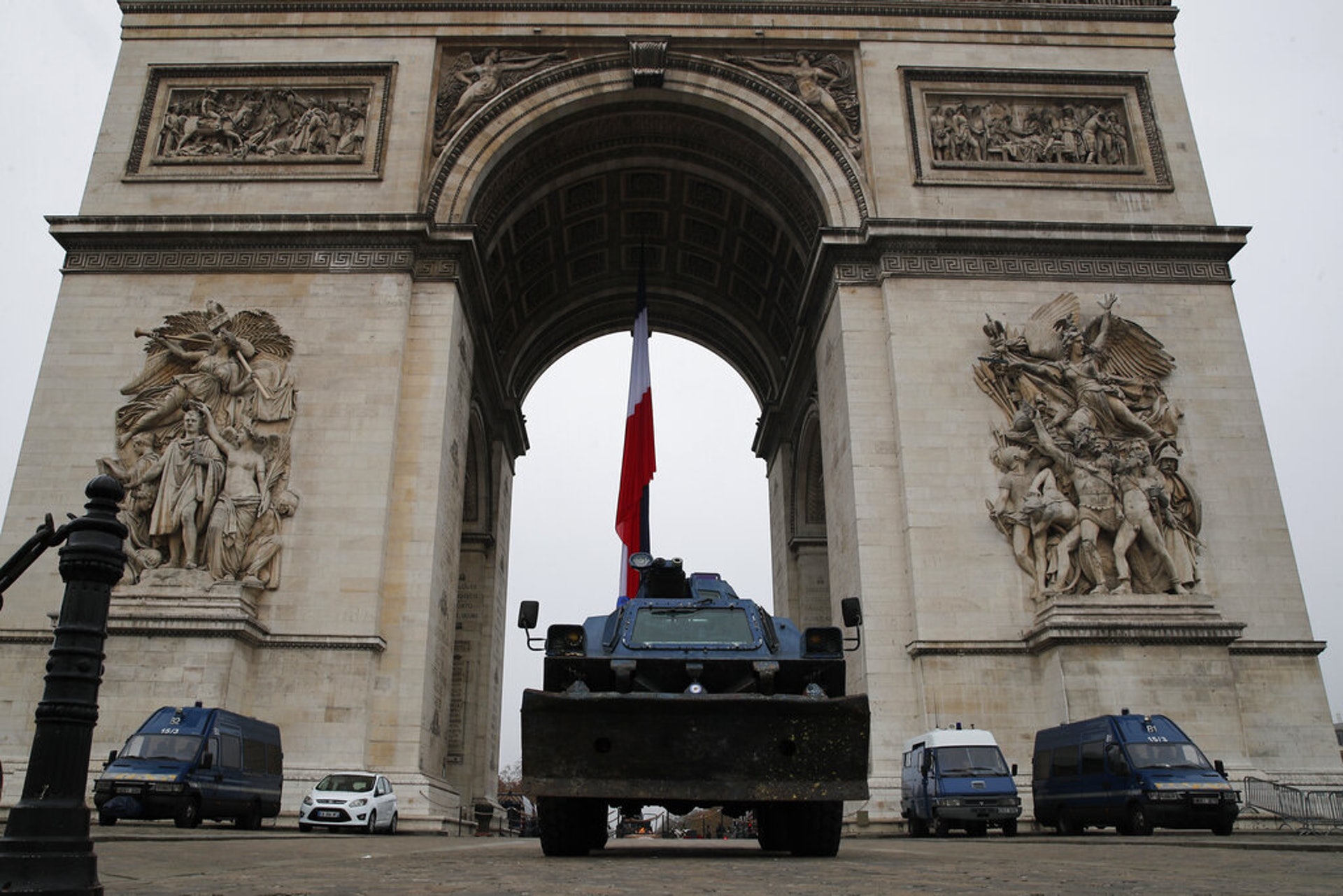 法國大罷工：有警車在巴黎凱旋門附近戒備（美聯社）