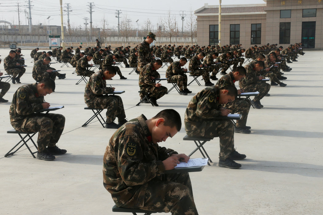 1月，中國人民武裝警察部隊的新兵在新疆喀什接受政治教育理論培訓。