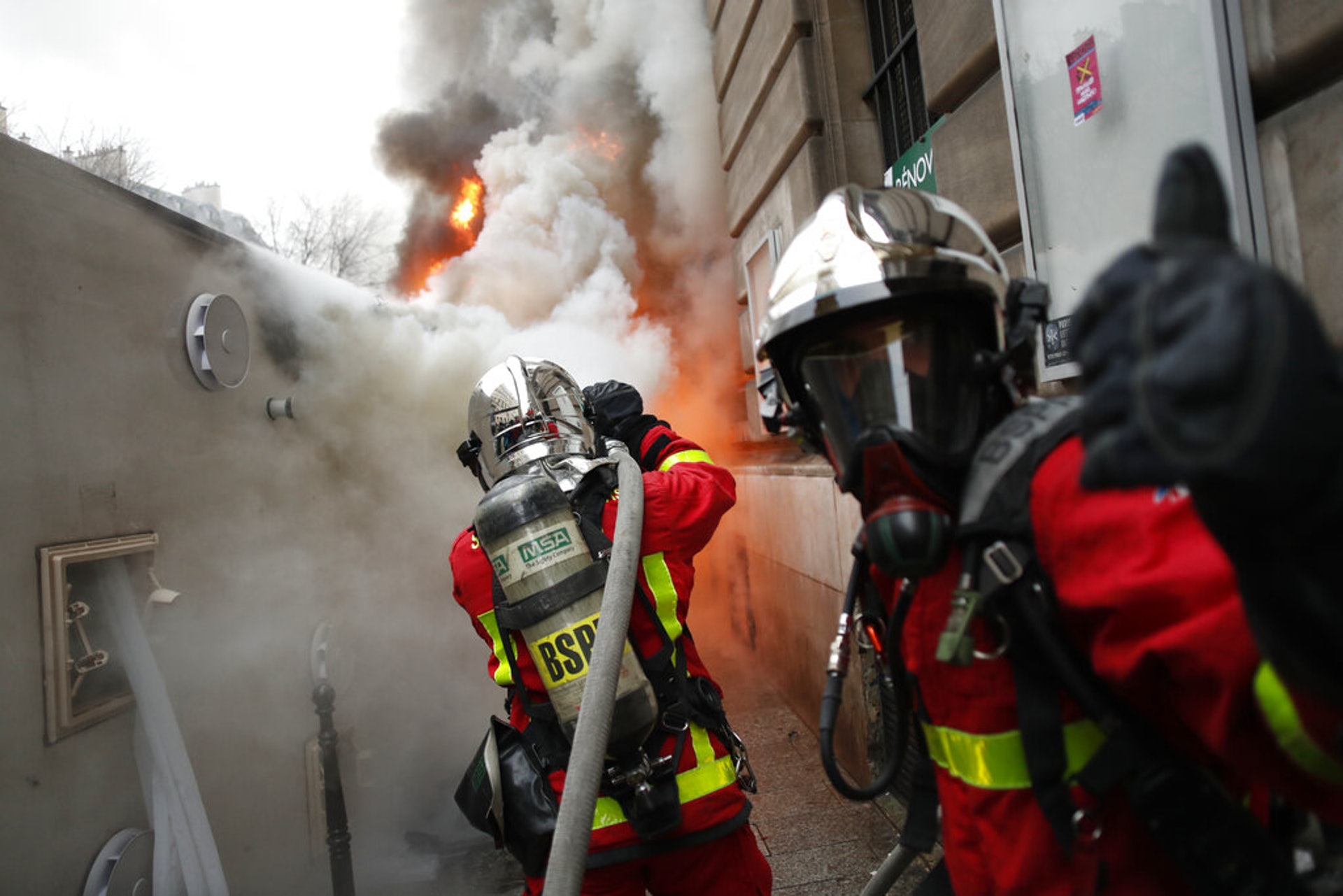 法國多處有人縱火，多人受傷。（美聯社圖片）