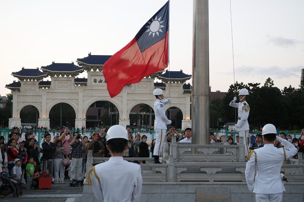 上個月，台北自由廣場的降旗儀式。這個自治島嶼將於明年一月舉行總統大選。