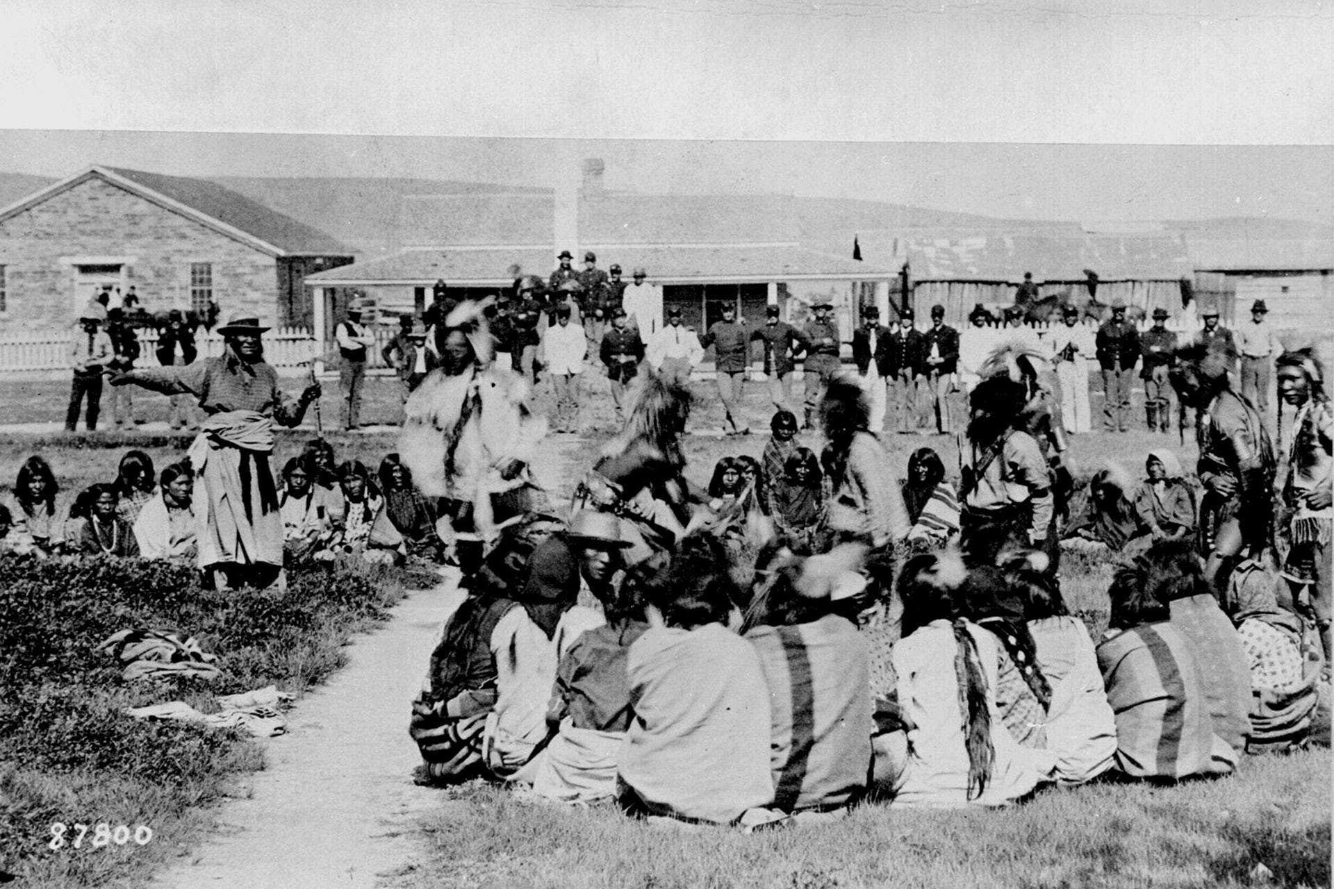 1892年，侷促於保留區裏的印第安肖鬆尼族。（維基百科公有領域）