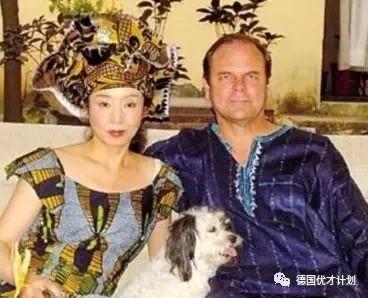 遠嫁美國收獲幸福，她是中國最風騷女作家，《芳華》背後的大功臣