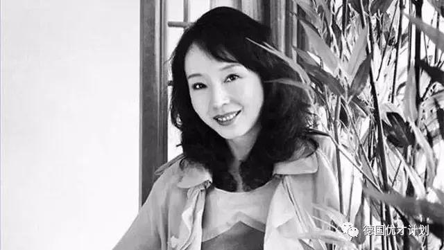 遠嫁美國收獲幸福，她是中國最風騷女作家，《芳華》背後的大功臣