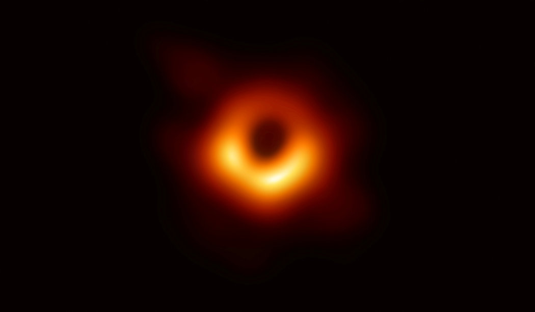 今年，天文學家發布了一張由多個天文台聯合捕捉的黑洞圖片。