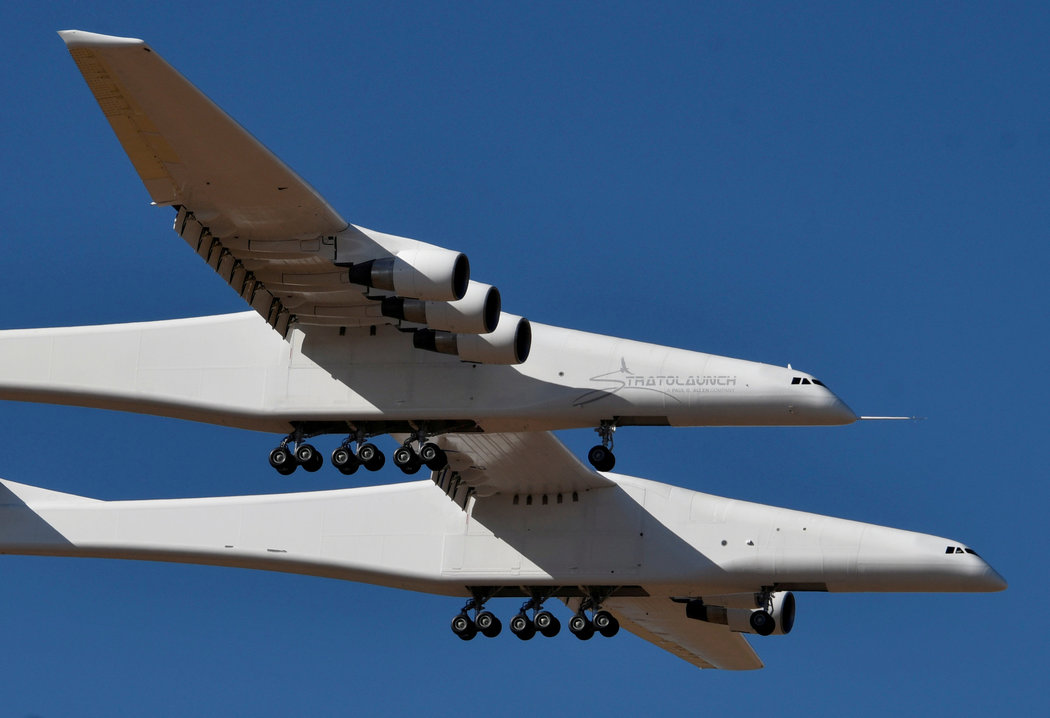 世界上最大的飛機平流層發射巨型雙身飛機於4月13日在加利福尼亞的莫哈韋沙漠首飛。