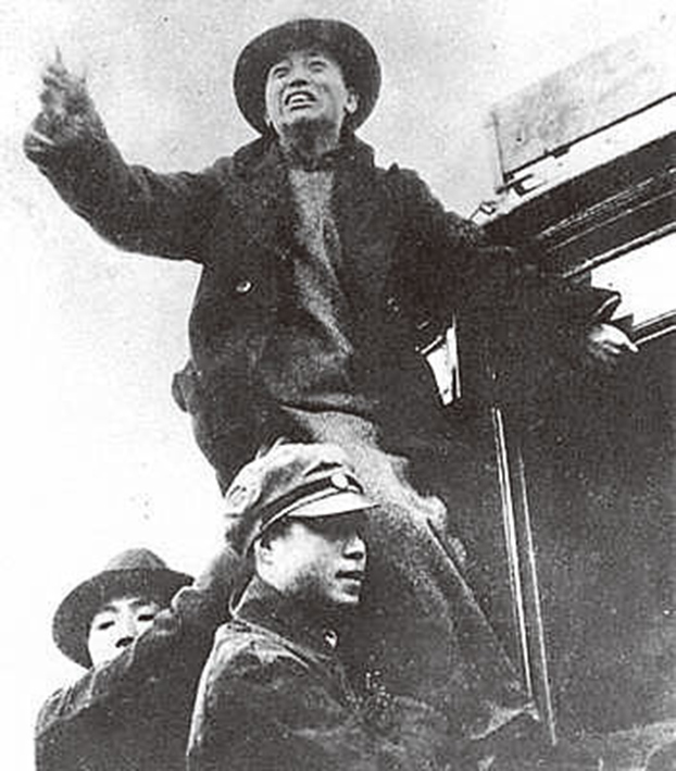 圖為一二‧九運動時，黃敬在電車上演講。（Public Domain）