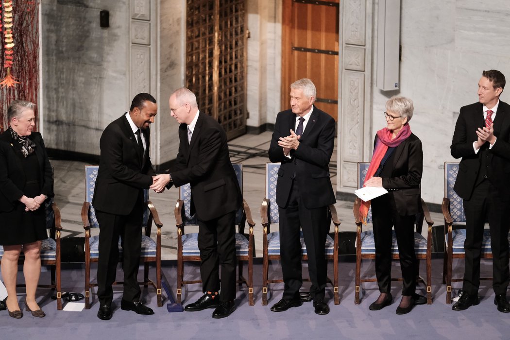 埃塞俄比亞總理阿比·艾哈邁德（左二）周二接受諾貝爾和平獎。