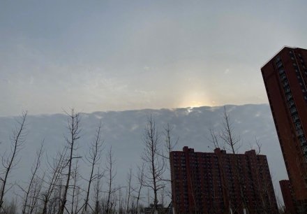 北京上空现异象“阴阳天” 一半乌云一半晴(组图)
