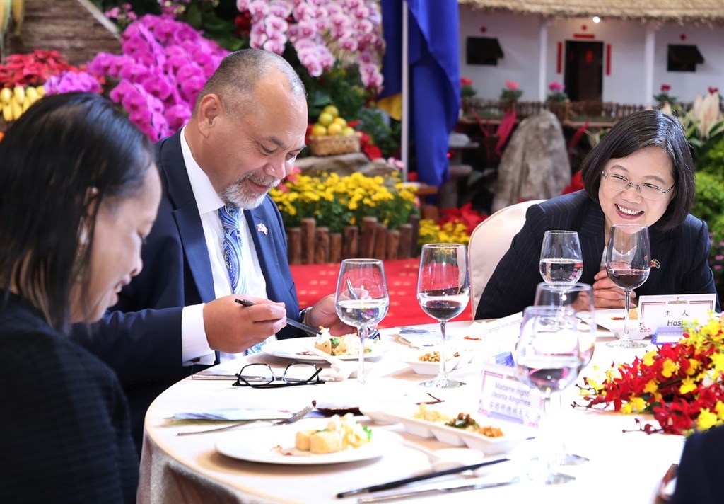 總統蔡英文（右）13日在總統府宴請諾魯共和國總統安格明（Lionel Aingimea）（左2），款待台灣傳統美食「臭豆腐」，蔡總統笑說今天是很「溫和版的臭豆腐」。中央社記者鄭傑文攝　108年12月13日