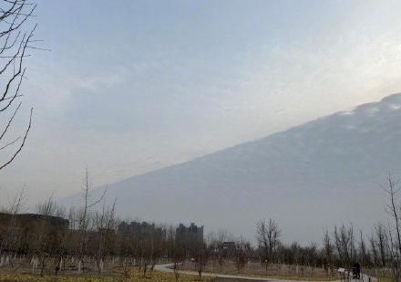 北京上空现异象“阴阳天” 一半乌云一半晴(组图)