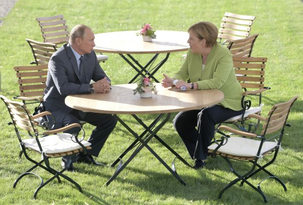  資料圖片：2018年8月18日，德國總理默克爾（右）與來訪的俄羅斯總統普京進行會談。雙方就“北流-2”天然氣管道項目等棘手問題進行討論。（新華社/美聯）