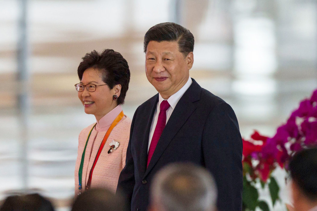 去年，香港特區行政長官林鄭月娥（左）與中國國家主席習近平在珠海會麵。她作為香港領導人的任期取決於習近平的明確支持。