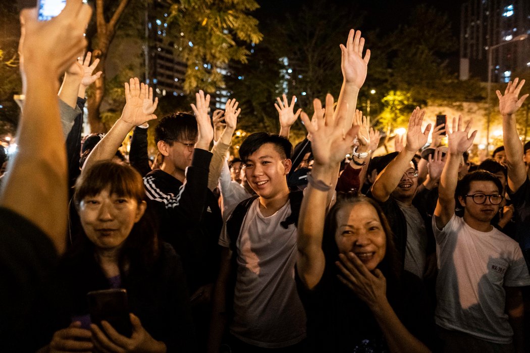 11月，民主支持者在香港一個投票站外慶祝。