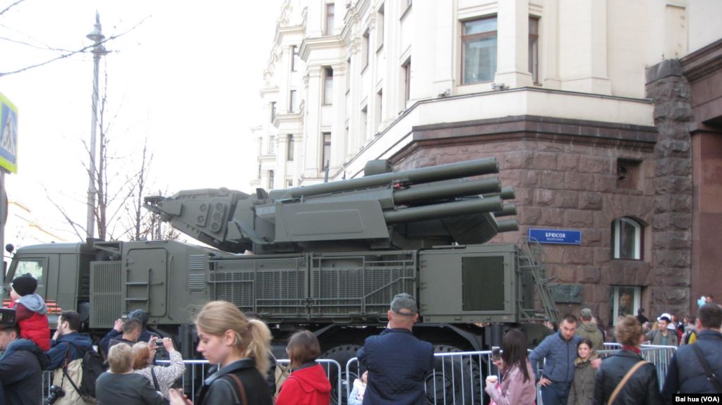 今年5月二戰勝利紅場閱兵彩排時，在莫斯科街頭的“鎧甲-S1”防空係統，俄羅斯在中國已發現這種武器的盜版