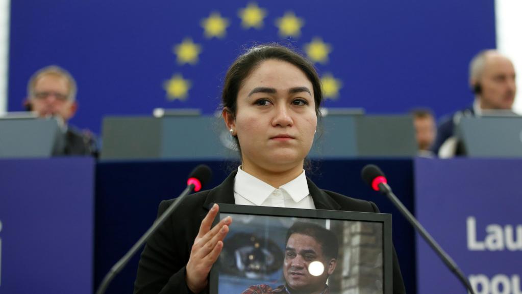伊力哈木.土赫提的女兒菊爾18日在法國斯特拉斯堡歐洲議會代父領取薩哈羅夫人權獎