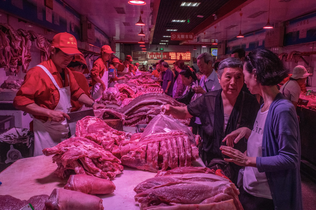 北京一個豬肉批發市場的買家和賣家。