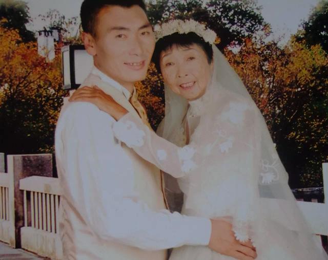 26歲小夥娶58歲“舅媽”：相差32歲老妻少夫攜手21年後，鬧離婚了