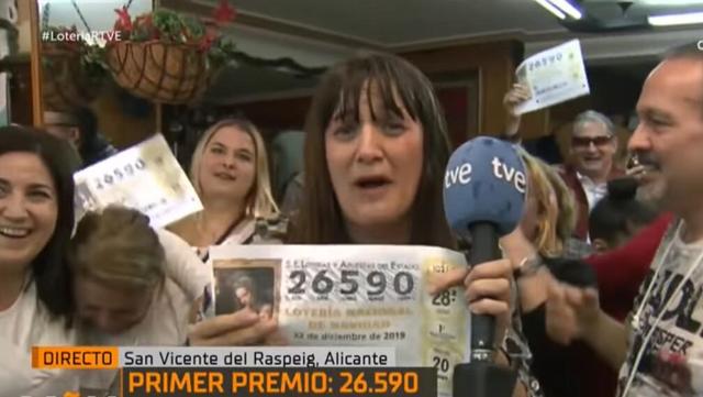 西班牙開23億歐元巨獎彩票，女記者現場報道發現自己中獎幾近癲狂