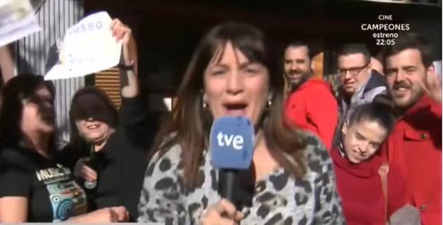 西班牙開23億歐元巨獎彩票，女記者現場報道發現自己中獎幾近癲狂