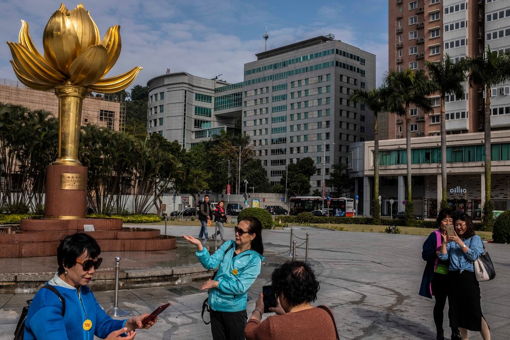 1999年12月20日，中國國務院贈送的標誌著澳門回歸的青銅雕塑在金蓮花廣場正式落成。