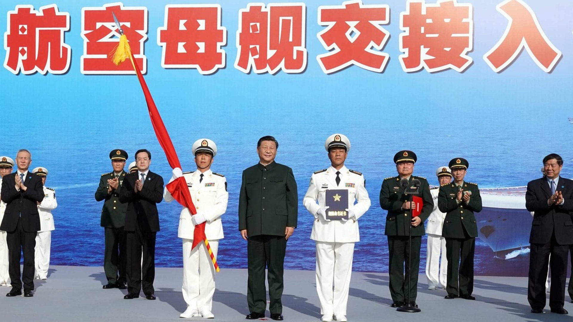中美貿易談判中方牽頭人劉鶴（左一）日前出席中國首艘國產航母山東艦入列儀式。（新華社）