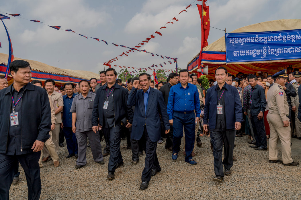 柬埔寨首相洪森（中）在中國建造的一座橋梁的奠基儀式上。“我們是很好的朋友，”他的政府發言人在談及中國的時候說。