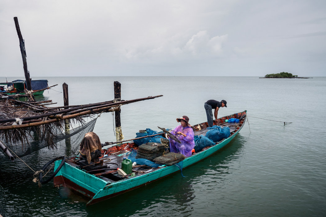 Chamlang Kou的漁民在整理漁網。這裏是七星海租借地的一部分，它以不尋常的條款租給了一家中國公司。