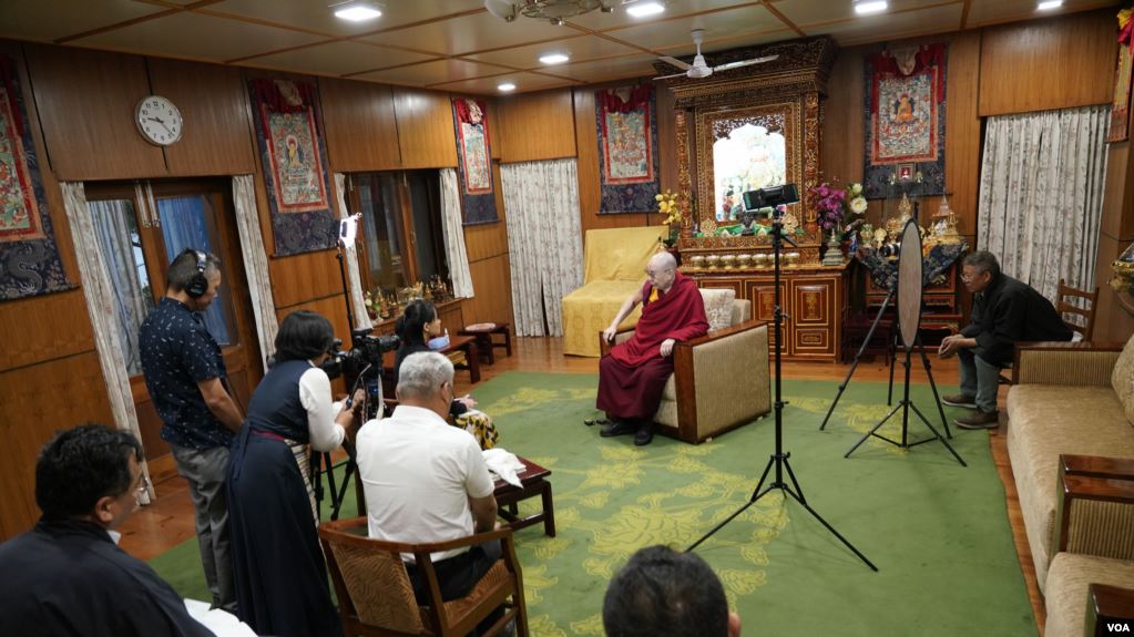 西藏精神領袖達賴喇嘛在達蘭薩拉接受美國之音專訪。(2019年6月11日)