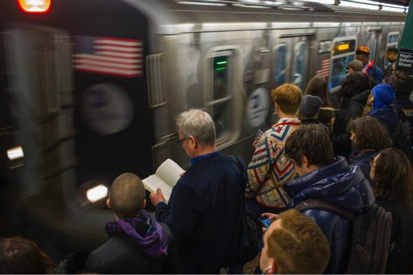 紐約布魯克林等待晚點列車的通勤者(圖源：《商業內幕》新聞網站)
