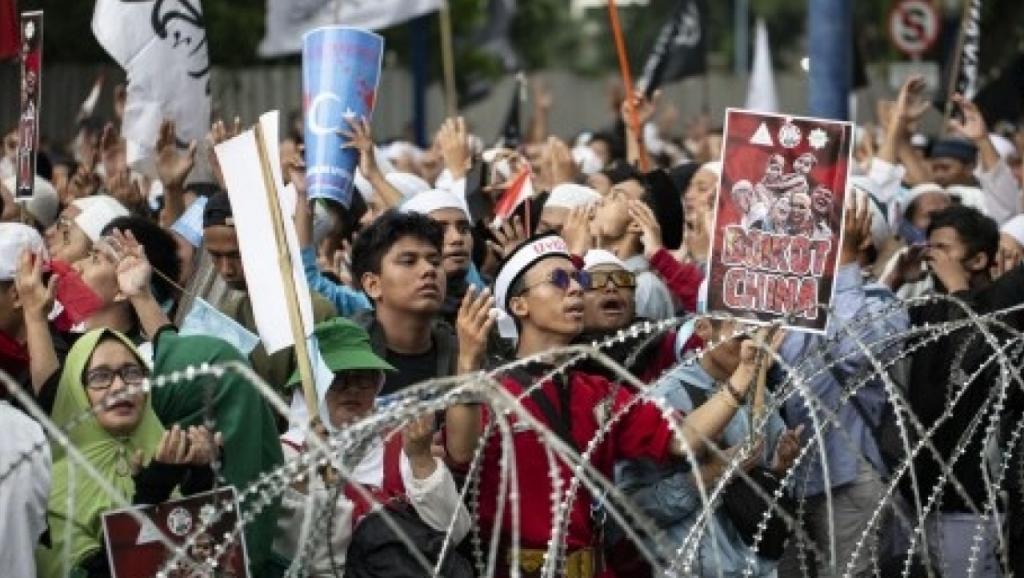 印尼穆斯林在中國駐雅加達使館前抗議。