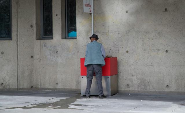 一步一尿桶，巴黎為阻擋男人當街亂尿也是拚了