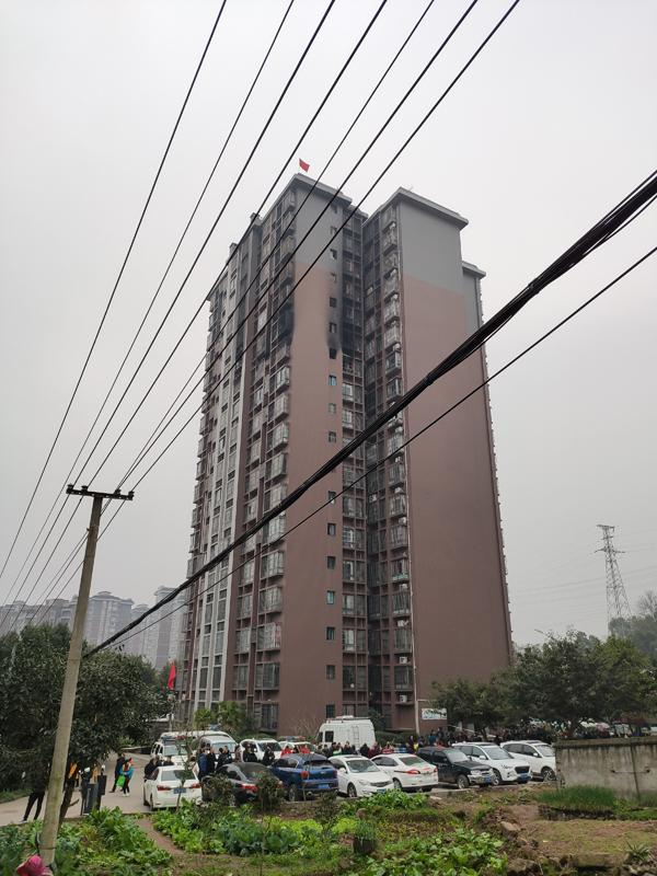 重慶大火：一家六口窗邊絕望呼救3000秒，樓下鄰居流淚“眼看他們被燒死”