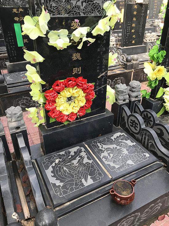 魏則西的墓碑 澎湃新聞記者 沈文迪 圖