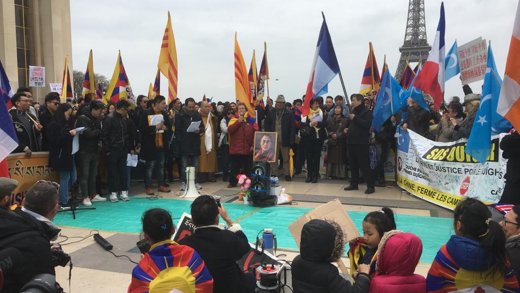 支持西藏，新疆的民眾在巴黎人權廣場遊行集會，2019年3月24日