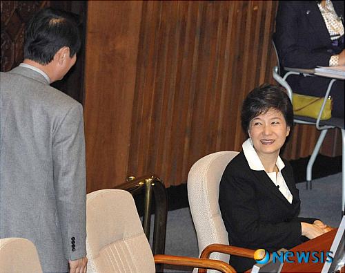 提到朴槿惠 韩国男议员突然大哭：我对不起你(图)