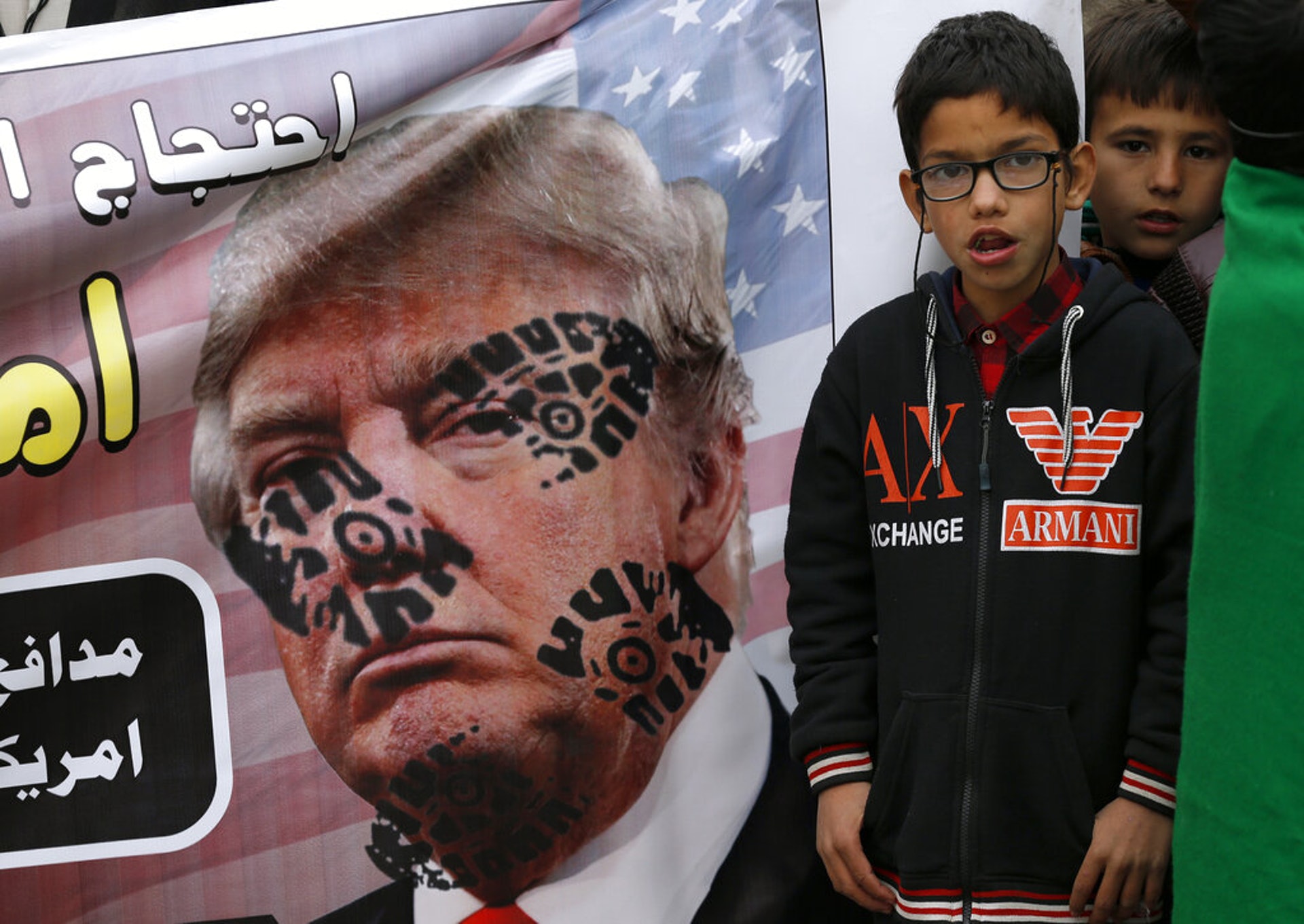 巴基斯坦爆發反美示威，示威橫額上的特朗普臉上印上鞋印。（美聯社）