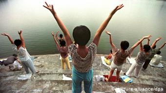 China Anhänger der Kultbewegung Falun Gong 1998 (picture-alliance/dpa)